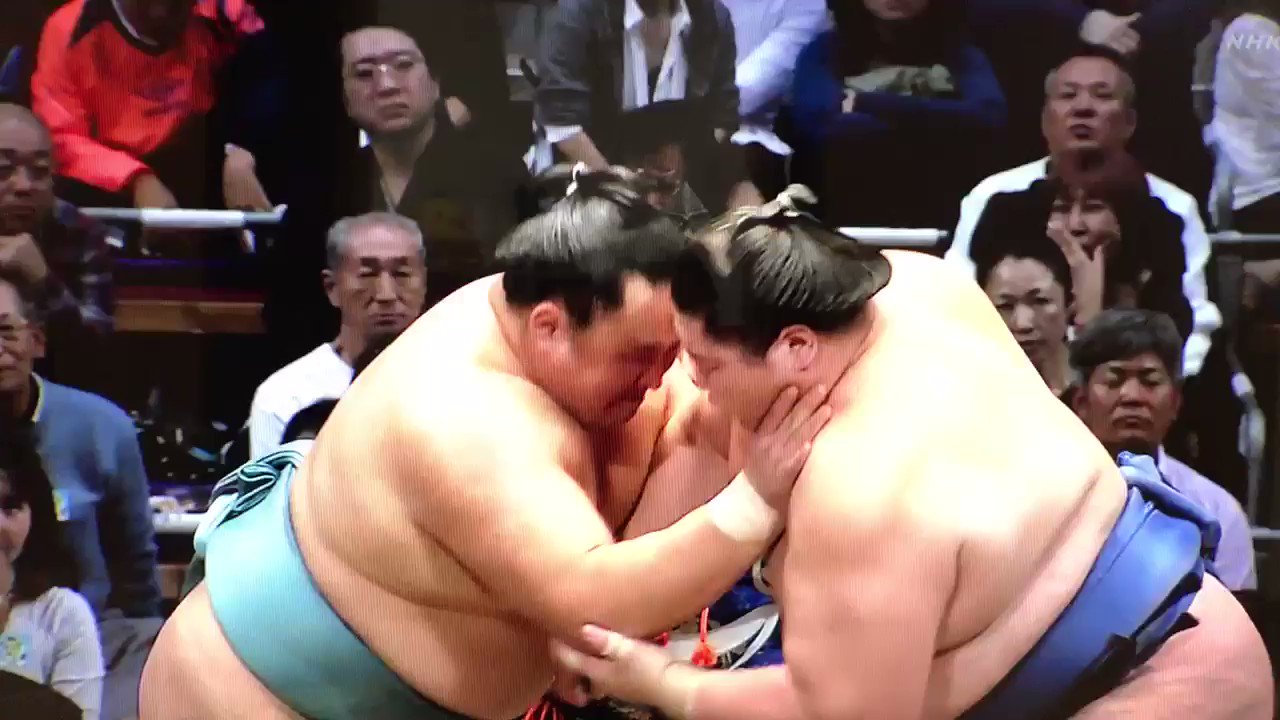 ハルタ 喉輪攻めする玉鷲の顔も凄まじい 逸ノ城は落ちないために手綱を離しませんでした Sumo T Co Kmjcxtcqrw Twitter
