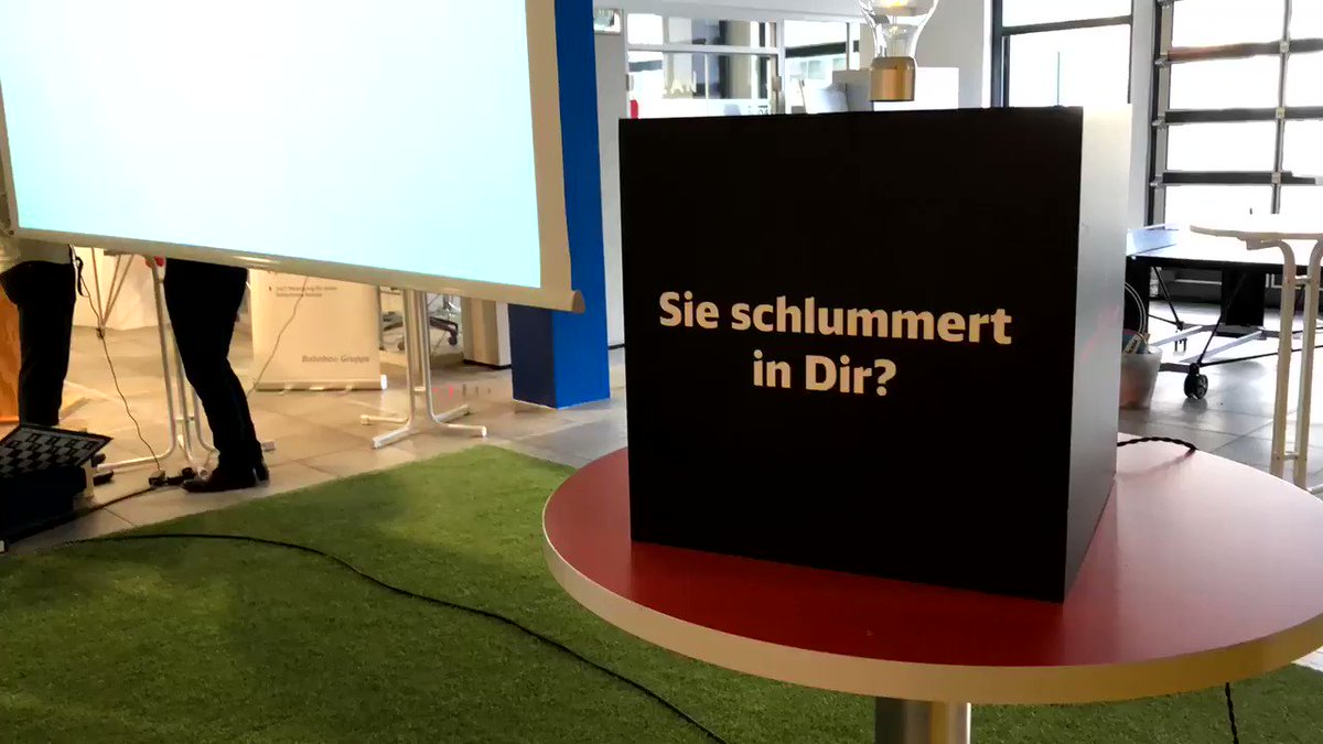 Gerade noch rechtzeitig in Berlin angekommen: Gleich findet der #DemoDay des #Gleislabor von der #BahnbauGruppe statt! Erster Eindruck? Location top, Stimmung top 🚉💡#intrapreneurship @DB_Skydeck @dbsystel