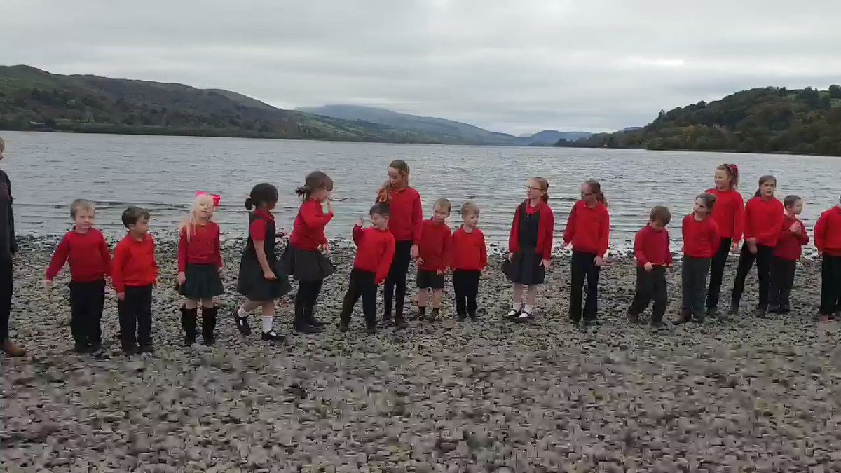 Pawen lawen ar lan Llyn Tegid, Y Bala can ddisgyblion Ysgol Beuno Sant @AledLlanbedrog @pawenlawen @BBCRadioCymru
