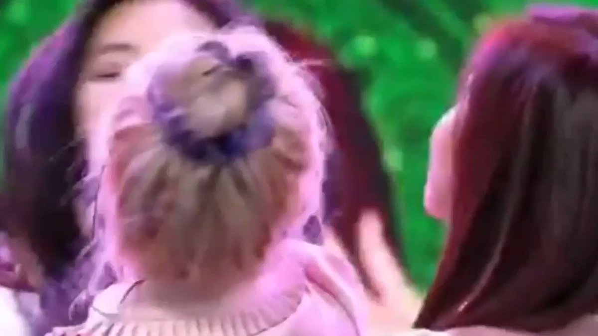 SecretStars - SANA KISSED TZUYU!!!!! BUT THEY WERE TINY AF, AT LEAST IT HAPPENED 😍😍...