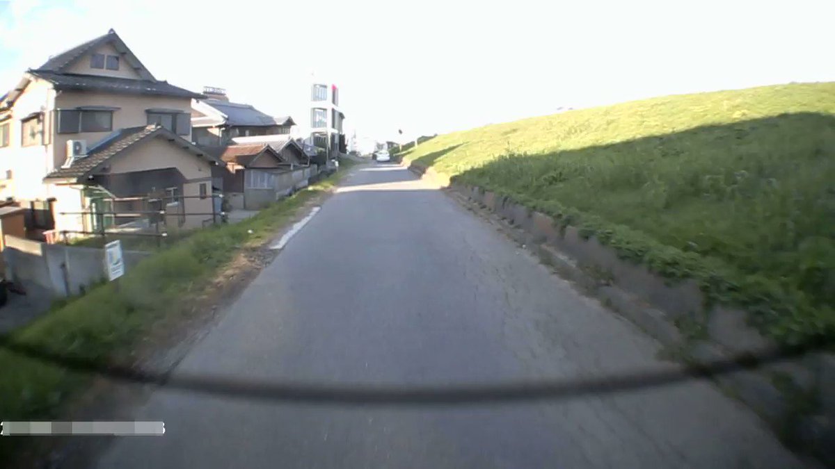 朝書いた細い道で原付きが車追い抜こうとして運転誤り道路脇の溝に転落していったやつドラレコにバッチリ写ってたw
前と後ろのカメラの編集したやつ貼っとくw
動画開始1分超えてからのブラックスクリーンはBGM鑑賞用w