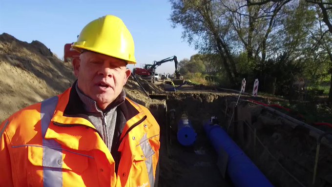 We timmeren flink aan de weg! 🚗 @DeNieuweN200 met @rijkswaterstaat @AmsterdamNL en @waterschapagv âž¡ Vervangen oudste drinkwaterleiding, dijkverhoging, nieuwe bruggen, ecopassage en stedelijke entree.
Handig dat we een watercyclusbedrijf zijn met alle taken onder 1 dak 👌