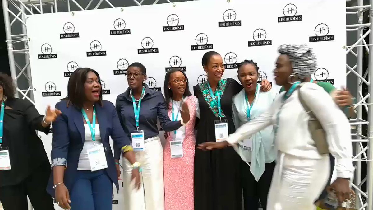 Tout le monde en place pour la photo finale #famille @SGBSenegal 👩👩👧😏 #LesHeroines #Fin