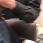 【話題‼】緊張して泣きそうな男の子を陽気な歌で元気づけるおっちゃんたちが最高すぎる