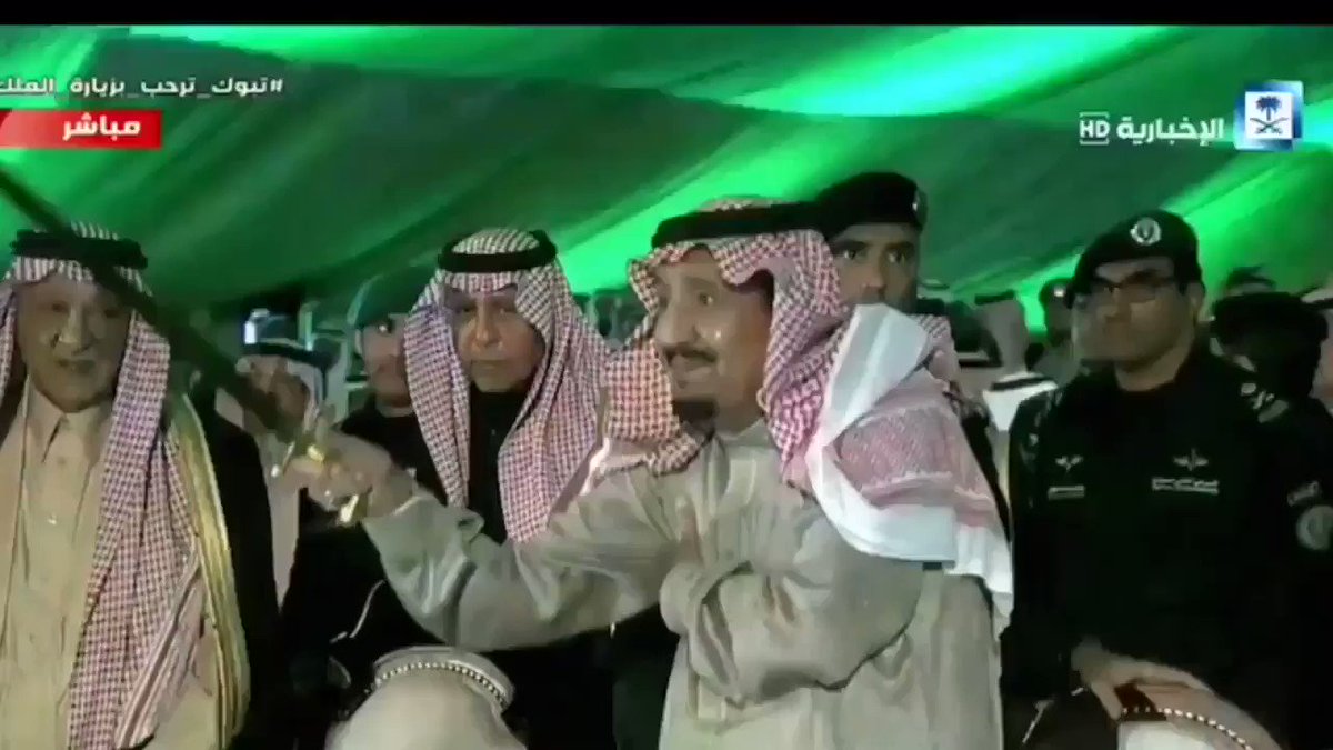 خادم الحرمين الشريفين يتفاعل مع العرضة السعودية خلال تشريفه حفل استقبال أهالي منطقة #تبوك
#تبوك_ترحب_بزيارة_الملك