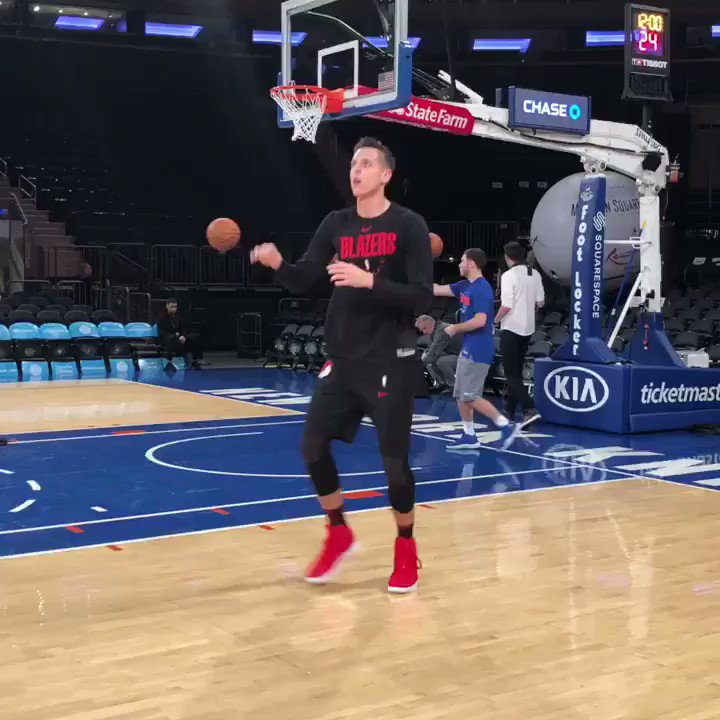 Zach Collins hits the floor a day after his 21st birthday!
🏀: #RipCity x #NewYorkForever
📺: @NBATV
⏰: 7:30pm/et