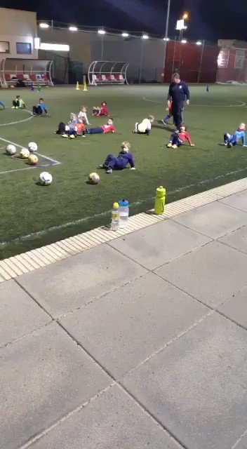 Entrenamiento de la categoría Biberón:
Ejercicio de coordinación v El cangrejo.
Y de repente ocurre esto!!!,
Sin duda futura estrella del fútbol.