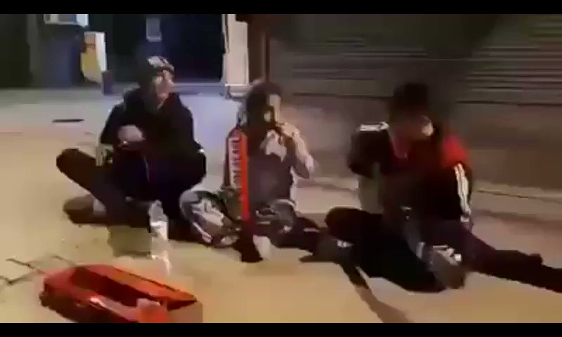Bir çocuk şarkı söylüyordu
Dokunan bir şeydi ama neydi,
Şarkı mıydı, sesi miydi, çocuğun kendisi miydi?
/ Gülten Akın