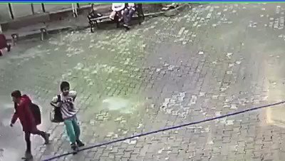 Çok güzelsiniz!
Şanlıurfa’nın Viranşehir ilçesinde engelli arkadaşının çözülen ayakkabı bağcıklarını bağlayan öğrenci ve onu alnından öpen öğretmen...
Hepiniz çok güzelsiniz!
#Viranşehir