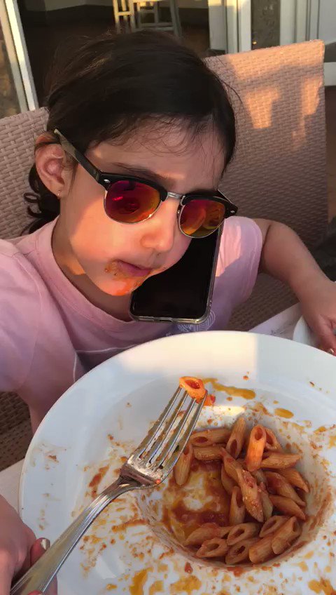 حفيدتي نورة بنت @Reem_Alwaleed متعددة المهام ❤️
My granddaughter Noura multitasking