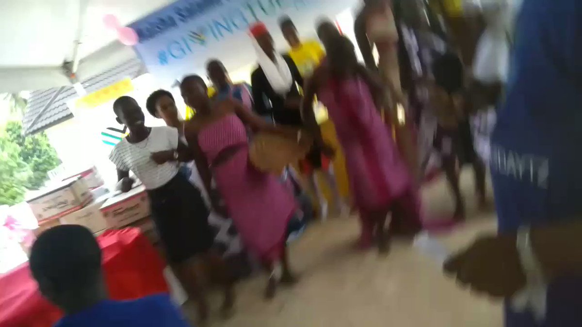 So much happiness going around this #GivingTuesdayTZ. Girls @newhopeforgirls dancing after a fashion show!
#GiveJoy @FCSTZ @geline_gee @MariaSTsehai @AdellaJanuary @JWandil @jr_masaki
#GivingTuesday