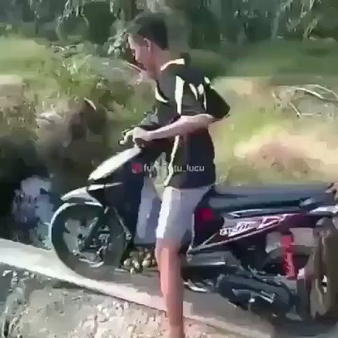 Untung motornya selamat .....
#RecehkanTwitter
