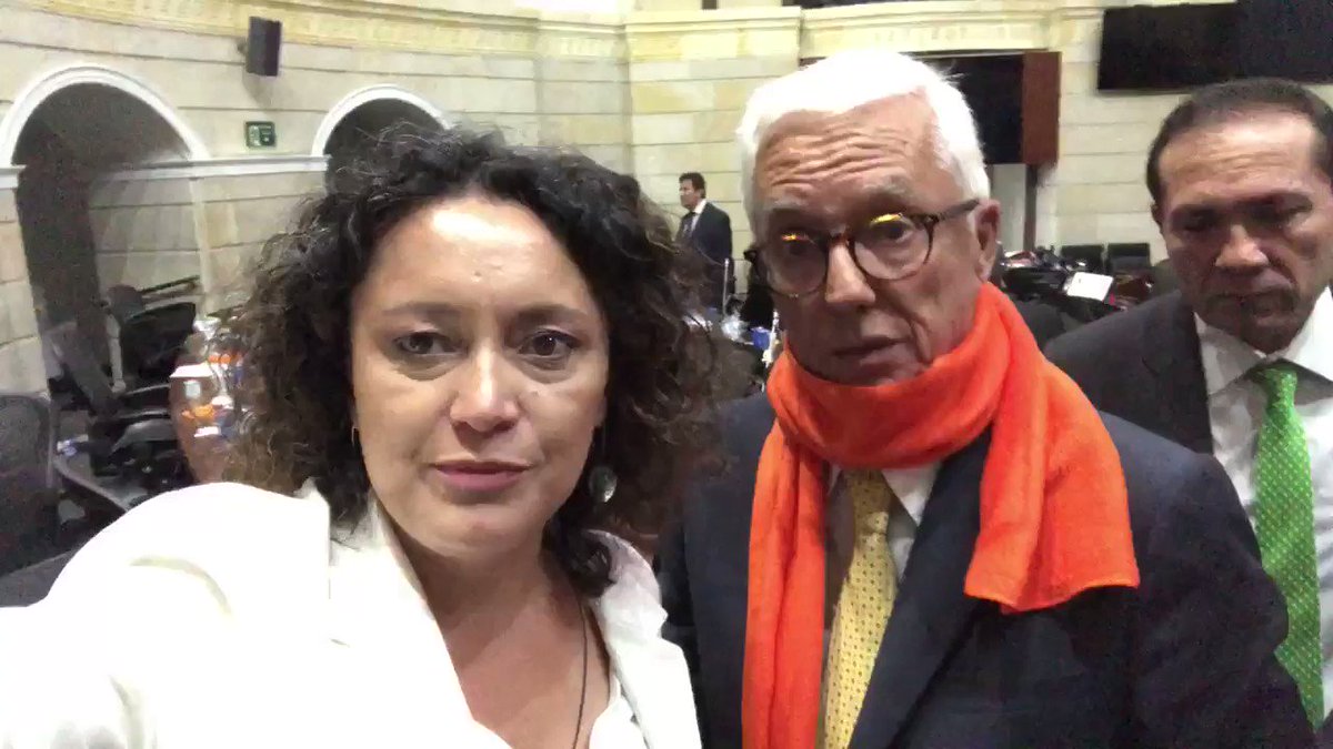 Abruptamente levantan la sesión.Aquí con @JERobledo explicamos qué continúa. #FiscalRenuncie