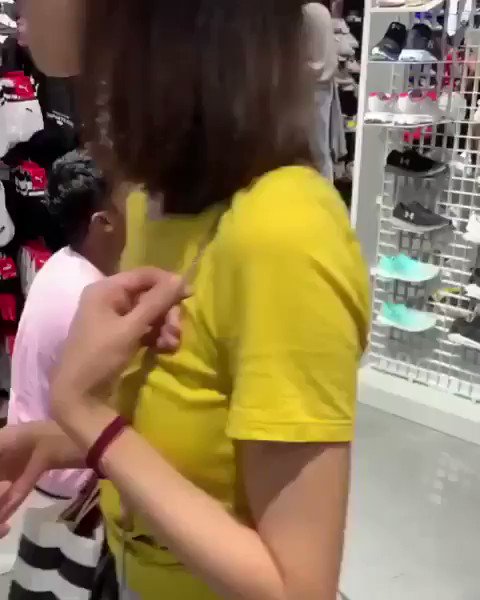 Hahahahaha! Mati mati brother tu ingat customer nak bawa lari kasut π€£ Kalau korang, apa korang buat? Hahaha! #MeleTOP
.
π₯: Twitter