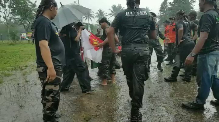 "Aku pengen dadi BANSER mumpung durung mati."😭😭
(sebelum ajal menjemput, ak pengen jadi BANSER)
Inilah perjuangan Kakek Sarmuji menjadi BANSER.
Beliau adalah peserta tertua Diklatsar Kartika Nawa XXV Muntilan Magelang
@GPAnsor_Satu @qitmr @AfifFuadS