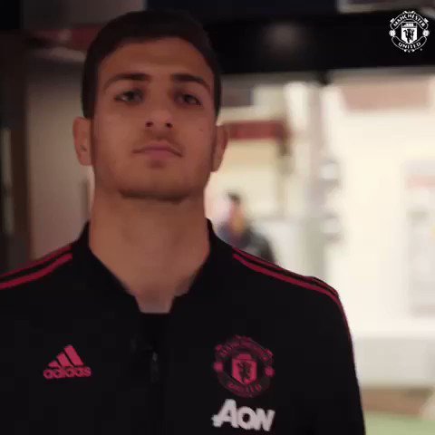 Tune into @ManUtd TV, tonight at 6:30pm to watch the Dalot stadium tour! πΊ π
http://manutd.co/KmYΒ