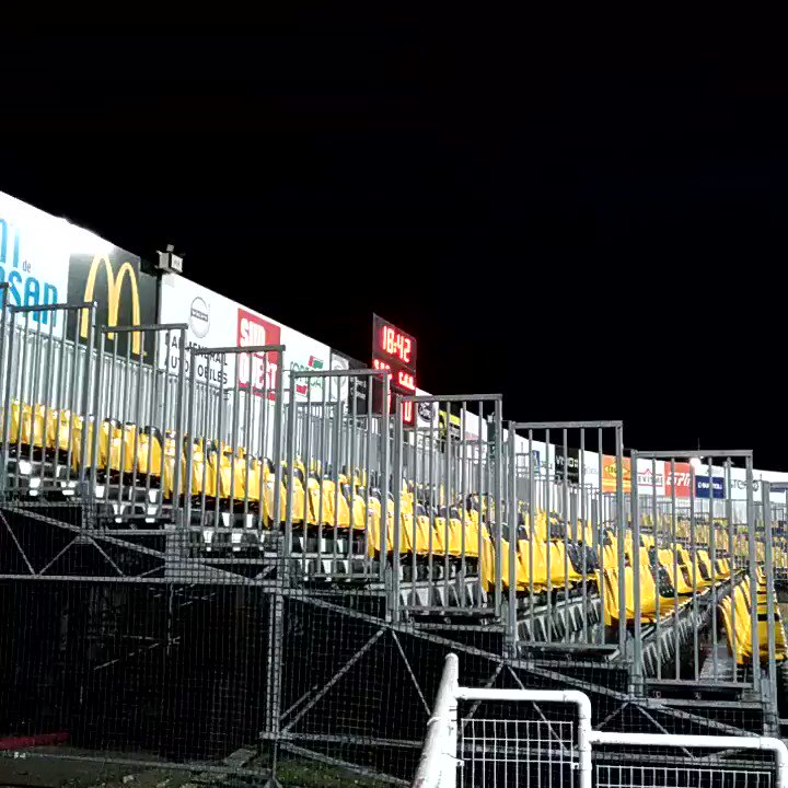 A l'arrivée au stade de Mont de Marsan, les gouttes accueillent les premiers spectateurs de @SMR_Rugby - @CABCLRUGBY #SMCAB
