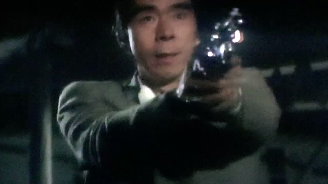 Shigoshigoon 須藤 寺尾聰 の壮絶な殉職シーン 拳銃を乗せたカペラに発砲し カペラが1回転 その矢先背中からマシンガンで 更に振り返りマシンガンで蜂の巣にされ即死 須藤の死後 須藤が絶命した場所をただ見つめる牧 舘ひろし 刑事貴族 舘ひろし