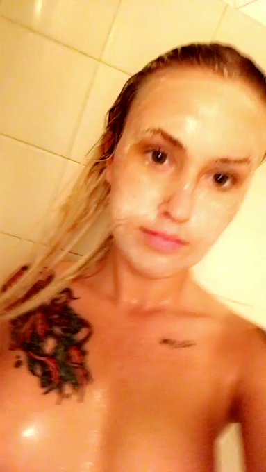 Who wants to  my shower 🤤 BOOK ME NOW through December 18th I want to fuck! https://t.co/N7hpNyc
