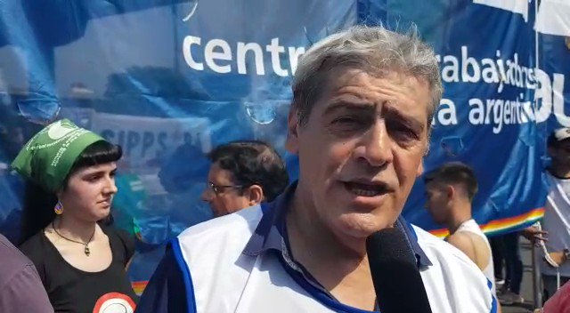 #30N #Ahora @JulioDFuentes de #CLATE Desde la movilización que le dice #NoAlG20
“En una ciudad sitiada la gente está igual en la calle, con la bronca de ese mundo para pocos que propone el #G20, pero también, con la esperanza de que luchando vamos a modificar esta realidad”.