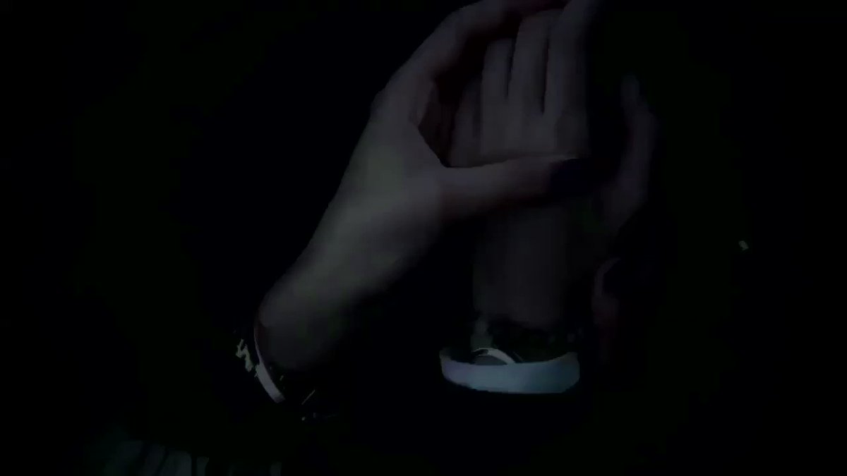 لقد ثُبِّـتت في القلب منكَ محبّةٌ
كما ثُبِّـتت في الراحتينِ الأصابعُ
•
•
قيس بن الملوح