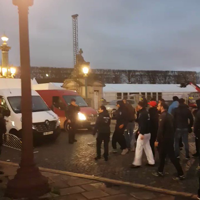 Paris : des centaines d'ambulanciers bloquent la place de la Concorde (PHOTOS, VIDEOS) BTbsCBIUcm9AWxux?format=jpg&name=small