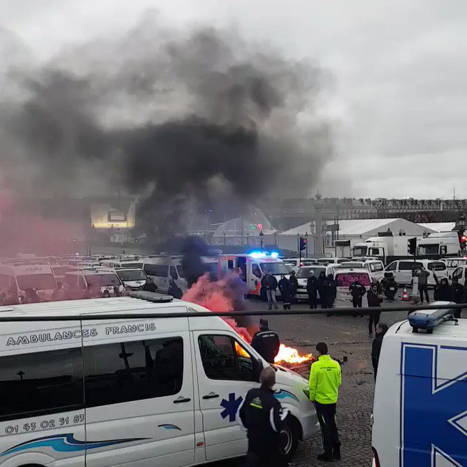 Paris : des centaines d'ambulanciers bloquent la place de la Concorde (PHOTOS, VIDEOS) KYK2J9ZBqxGON8EC?format=jpg&name=small