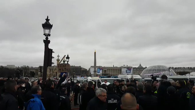 Paris : des centaines d'ambulanciers bloquent la place de la Concorde (PHOTOS, VIDEOS) N_2yGIS5ooGxOKVY?format=jpg&name=small