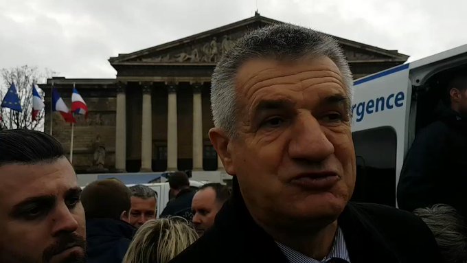 Paris : des centaines d'ambulanciers bloquent la place de la Concorde (PHOTOS, VIDEOS) BTqmR21X5YJkTm8a?format=jpg&name=small