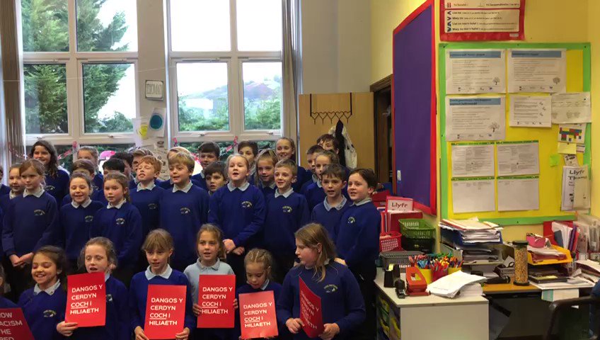 π£οΈ 'Dangos y Cerdyn Coch i Hiliaeth!' Diolch i @theredcardwales am ddod i siarad efo @BeunoSant ac @ysgolbrotegid heddiw! #lakesiders