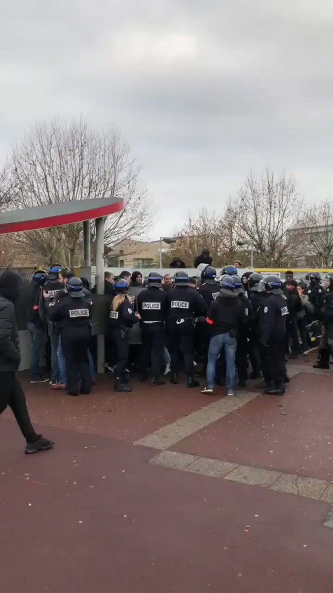 A Taverny #95 les petits lycéens sont pacifiques mais pourtant les CRS les gazent ...
pour les punir comme leurs parents #giletsjaunes ?
À force de hagra ils vont vraiment provoquer tout le monde ...