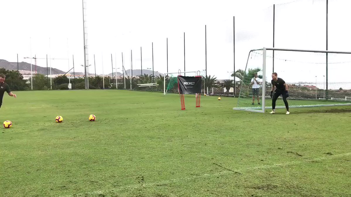 💥Cutback and react 💥
-
When ball is played across, switch your attention to the striker on the end of the cutback/cross. -
-
Watching the ball only lessens your reaction time and does not allow you to be set for the shot
-
#themoderndaygk #moderndaygk #gksaves #handling