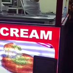 トルコアイス屋のお兄さんにガチギレする子供w