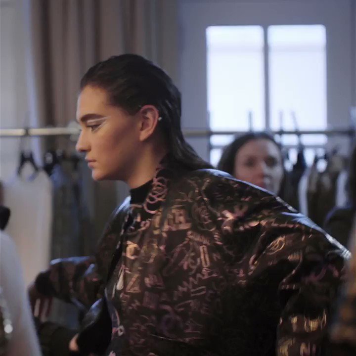 For the Paris-New York 2018/19 #CHANELMetiersdart collection, Karl Lagerfeld renews the codes of the House with references borrowed from Ancient Egypt and the spirit of New York. #CHANELinNYC
See more on http://chanel.com/-T-RTW_MDA18-19