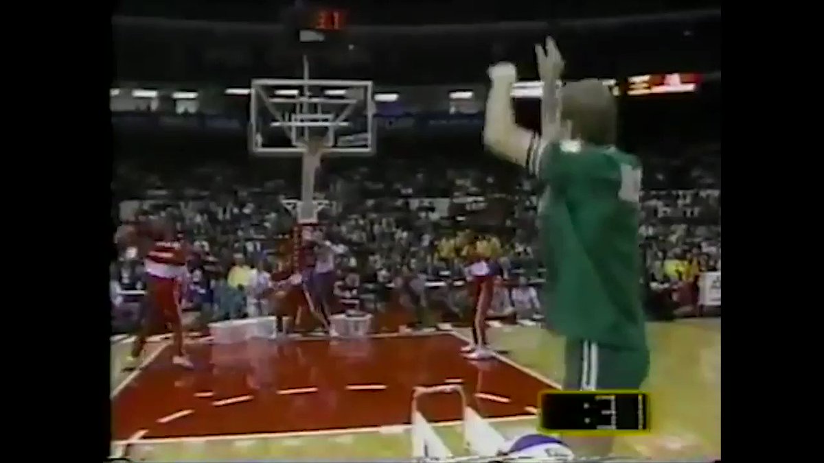 Before the 1988 3-Point Contest, Larry Bird asked everyone competing: “Who’s coming in second?“
Larry Legend won in his warm-up jacket and celebrated before the last ball went in.