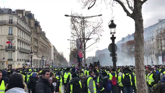 Urmăriți Revoluția Franceză LIVE - Președintele Emmanuel Macron a Părăsit Capitala