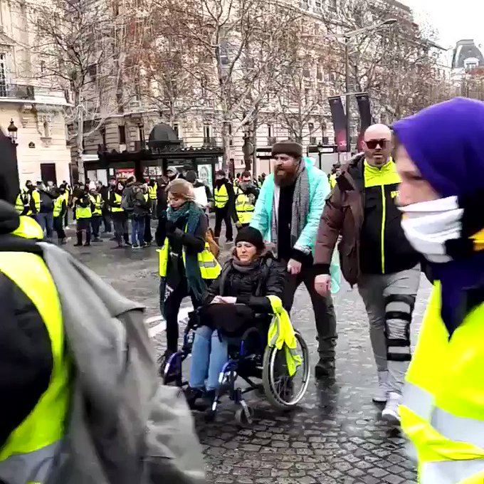 Urmăriți Revoluția Franceză LIVE - Președintele Emmanuel Macron a Părăsit Capitala