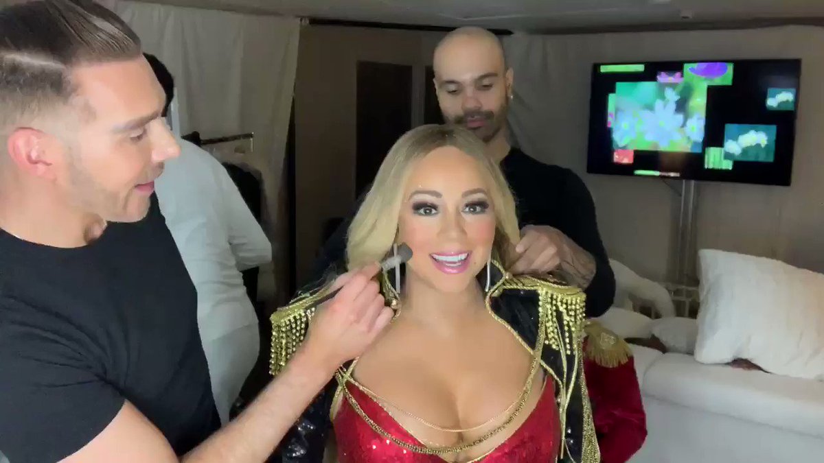Mariah Carey (@MariahCarey) on Twitter photo 08/12/2018 22:50:52 Warming up for the holidays 🎶🎄 Warming up for the holidays 🎶🎄