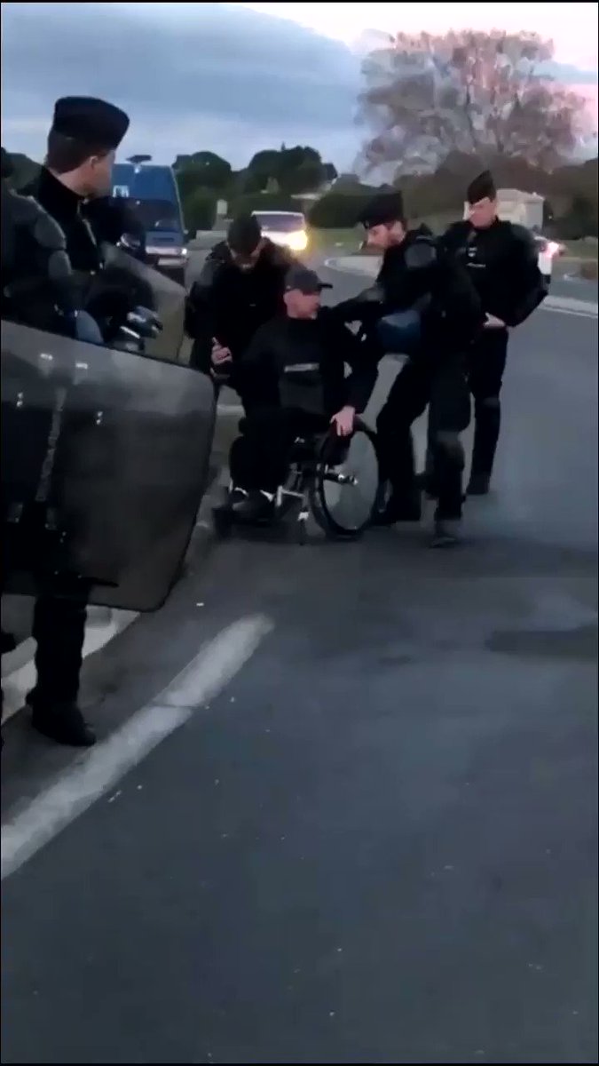 🇫🇷#URGENT Vidéo choquante montrant la violence policière face à un jeune homme en fauteuil roulant! Où sont les Droits de l’Homme? #8decembre
🇹🇷#ÖNEMLİ Polisin tekerlekli sandalyedeki gence uyguladığı şiddeti gösteren şok edici video! İnsan hakları nerede? #YellowJacket
