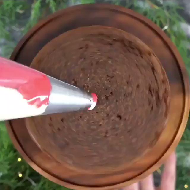 "O' Christmas tree..." How pretty and sweet! This #SundayFunday is a special treat!
.
.
.
#Repost @tastychannel @preppykitchen
.
.
.
#cakeart #edibleart #cakeinspo #hollywoodpop #design #decor #eventmanagement #inspired