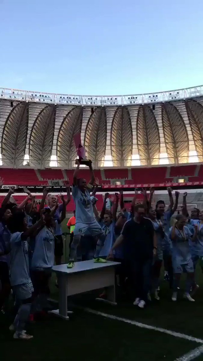 Como sofre o futebol feminino no país... O Grêmio recebeu a taça do Campeonato Gaúcho feminino em uma mesa de escritório em pleno palco de Copa do Mundo. Esperamos que os responsáveis pelo menos se expliquem por essa vergonha. Valorizem nossas meninas!
