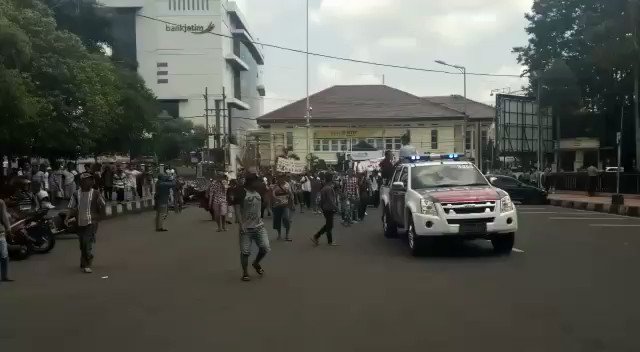 Ketua PC GP Ansor Jember Cak @ayub_elgenaro bersama masyarakat Desa Pace Silo berjalan kaki menuju Pemkab Jember untuk menyuarakan aspirasi masyarakat menolak tambang emas Silo ✊
#TolakTambangEmas