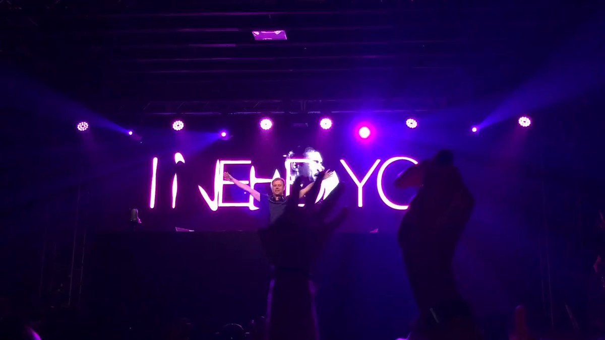 #IneedYou by #ArminVanBuuren
@arminvanbuuren I need you 😭