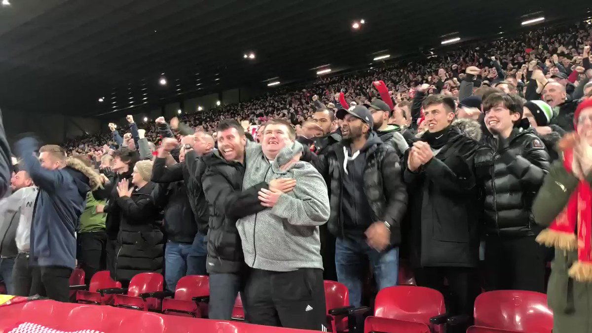La mejor imagen que me tocó ver esta noche en Anfield.
Este aficionado invidente festejando el gol de Salah y su amigo contándole cómo fue la jugada.
Sin palabras.
Por eso el fútbol es único!