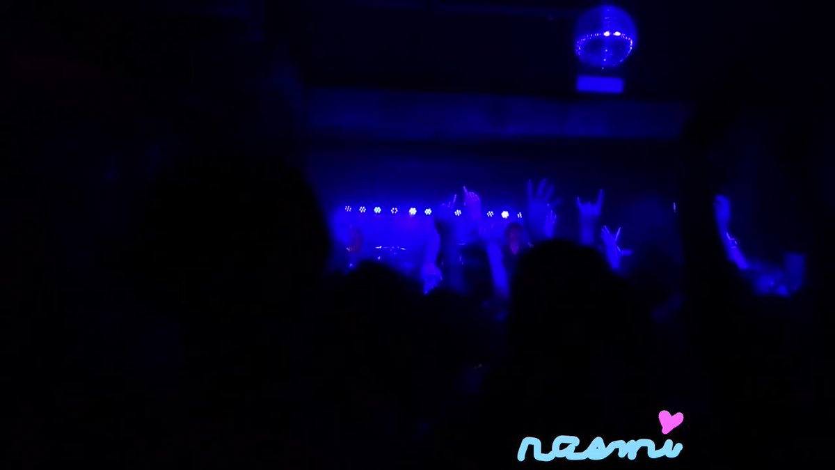 #ONEOKROCK #EuropeanTour2018
Video by rasmi in Cologne 07.12.2018
Good job guys👏
Have a nice flight going back to Japan🛫
Please come to Europe in 2019 again
Please come to Zurich Switzerland ♪🎤🎸