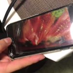 スマホを落としたらエンドレスで肉の画像の拡大と縮小を繰り返していて草w