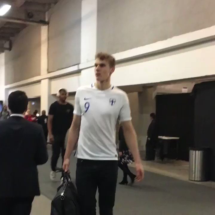 Rocking a Finland Markkanen jersey, @MarkkanenLauri arrives for @chicagobulls at #NBAenMexico!
Watch: 9:30pm/et on League Pass.