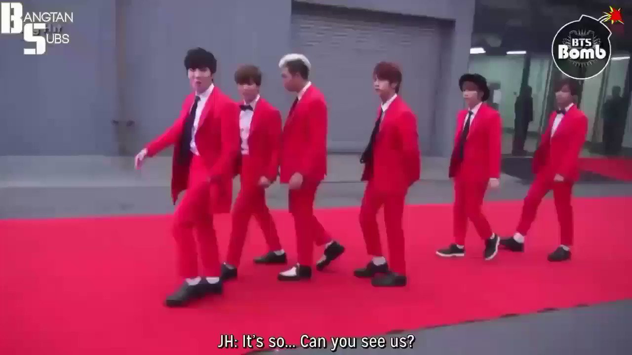 Produktion udmelding kage ♛ on Twitter: "rookie BTS wearing red suits on red carpet: "we're in red,  you can only see our faces". how many rts for those excited smol babies?  #MAMARedCarpet #BTS @BTS_twt 1