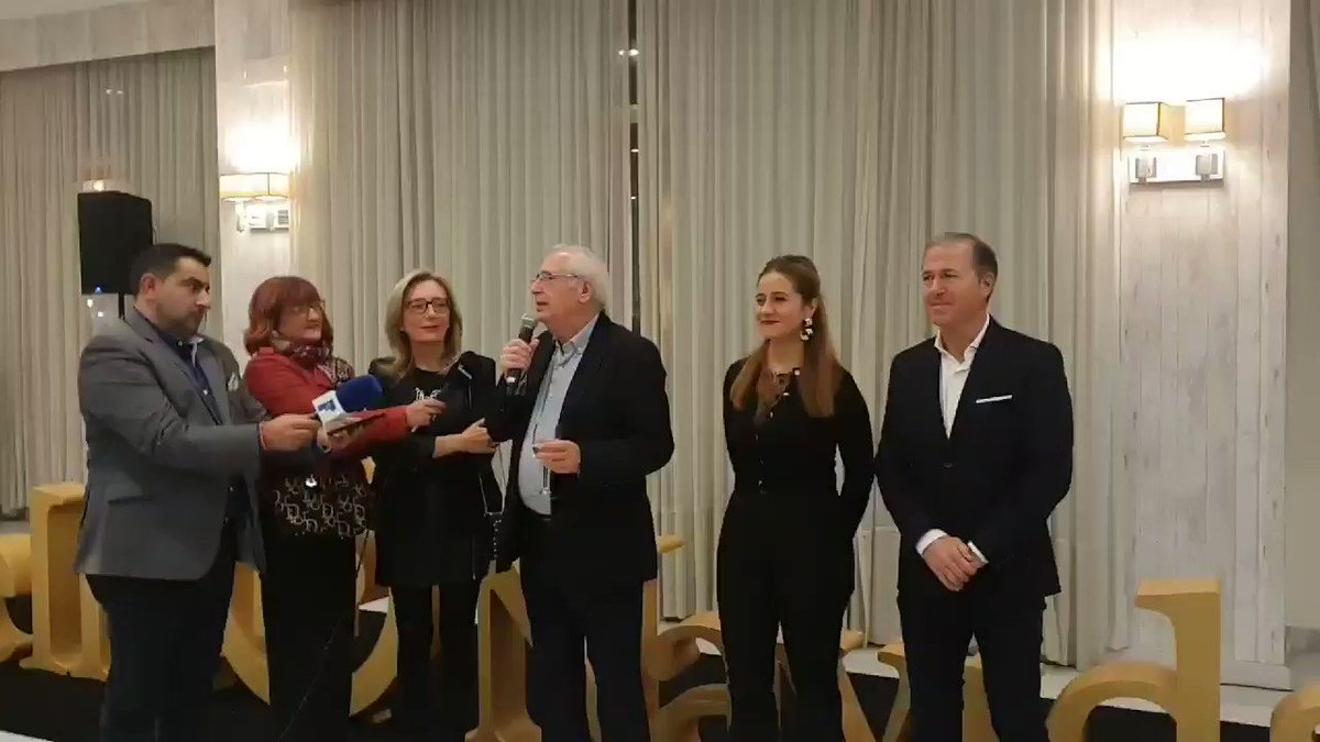 El pte regional del @PPMelilla @imbrodamelilla
brinda con todos los presente, con un Viva! #Melilla y Viva!
#España🇪🇸 esta acompañado por la diputada @mcduenas la senadora @SofiAcedo y el secretaria gral del PP de Melilla @mmarinmelilla