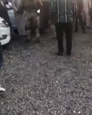 كرامة العراقي واحدة..
تجاوز محافظ نينوى على مدير بالكلام فهب العراق كله ضد المحافظ ثائرا" لكرامة المعلم وكان الناتج اعتذر رسميا" وعشائري.
هذا المواطن الثائر تكرر معه الموقف من رجل يمثل أمن دولة حريصة على كرامة مواطنيها.اين الجهات المسؤولة؟؟
اين وزارة الدفاع والداخلية والأمن ؟؟